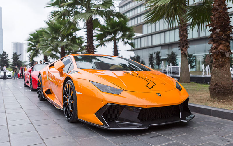 Dàn siêu xe Car & Passion bị bủa vây trên đường phố Hà Nội